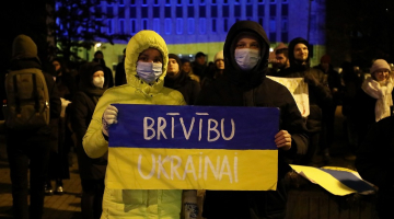 Iepretī Krievijas vēstniecībai notiek pikets pret Krievijas agresiju Ukrainā. Foto: Evija Trifanova, LETA