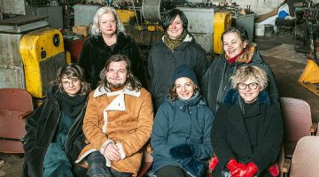 Demokrātijas kvartāla veidotāji. Pirmajā rindā no kreisās — Maija Jankovska, Ģirts Jankovskis, Agnese Lapsiņa, Ilze Jankovska. Otrajā rindā no kreisās — Inga Spēkaine, Ilze Jansone, Ina Celitāne.
Foto — Lauris Aizupietis