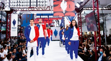 Franču olimpieši Pekinas ziemas spēļu oficiālo kostīmu prezentācijā Le Coq Sportif vecajā fabrikā pagājušā gada oktobrī.
Foto — Scanpix