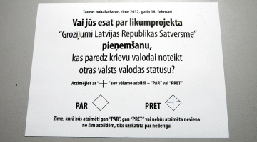 Aizpildīta balsošanas zīme tautas nobalsošanā par likumprojekta "Grozījumi Latvijas Republikas Satversmē" pieņemšanu. Foto: Ieva Čīka, LETA