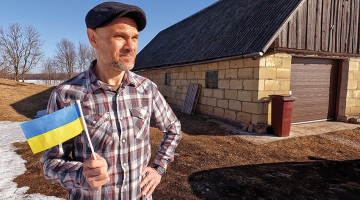 Ukrainas atbalsta mītiņā pie Krāslavas novada domes Aleksejs Strokins cieta kautiņā ar kādu agresīvu vīrieti, kas sanākušos apsaukājis par fašistiem un mēģināja aizdedzināt Ukrainas karogu. Pats Aleksejs dzimis Krievijā, uz Latviju pārcēlās pirms 18 gadiem un Krāslavas novadā izveidojis kempingu.
Foto — Māris Justs