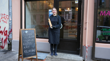 Zita ar svaigu bageti pie Foxy’s Bake Shop uz Ģertrūdes ielas.
Foto — Ieva Kalēja