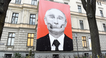 Žurnāla Ir vāka ilustrācija turpina neatkarīgu dzīvi — 8. martā Putina zombija seju 6,5x10 m izmērā Medicīnas vēstures muzejs izkāra uz savas fasādes tieši pretī Krievijas vēstniecības ieejai. Krievija paudusi sašutumu notā Ārlietu ministrijai, pieprasot plakātu novākt. Tikmēr ilustrācija sasniedz miljoniem skatītāju Ukrainas, Vācijas un citu valstu medijos, un protestētāji to izmanto mītiņos pret asiņaino Putina karu Ukrainā.
Foto — LETA