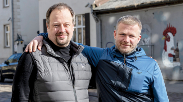 Autosporta entuziasti  un palīdzības akcijas organizētāji — sabiedrisko attiecību konsultants Reinis Pozņaks (pa labi) un IT jomas speciālists Juris Pūce.
Foto — Ieva Salmane