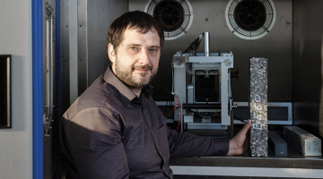 Viktors Haritonovs pie asfalta testēšanas aparāta laboratorijā.
Foto — Reinis Hofmanis