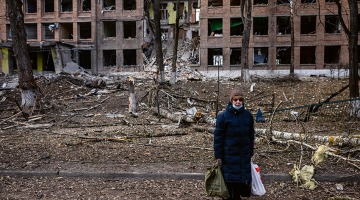 Krievijas bruņotie spēki 24. februāra rītā sāka plašu iebrukumu Ukrainā. Krievijas prezidents Vladimirs Putins paziņoja, ka sākta «militāra operācija», lai «denacificētu» un «demilitarizētu» Ukrainu, un piedraudēja rietumvalstīm, lai neiejaucas. Uzbrukumam ir trīs galvenie virzieni — no Baltkrievijas uz dienvidiem, no Krimas uz ziemeļiem un no Belgorodas apgabala Krievijā Harkivas virzienā, kur notika smagākās sauszemes kaujas. Ukrainas prezidents Volodimirs Zelenskis paziņoja par diplomātisko attiecību saraušanu ar Krieviju. Attēlā: kāda sieviete pie krievu raķetes izpostītas ēkas Vasiļkivā netālu no Kijevas.
Foto — Scanpix
