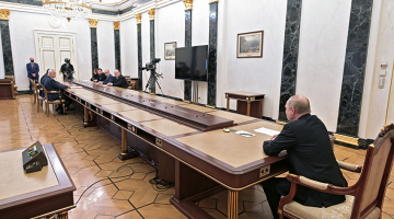 Noskaņojums kā bērēs — tā no malas tika komentēta atmosfēra Krievijas prezidenta Vladimira Putina pirmdienas apspriedē ar savas valdības pārstāvjiem par ekonomisko situāciju valstī.
Foto — Scanpix