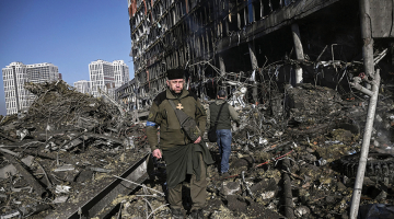 Ukrainas armijas kapelāns Mikola Madenskis drupās pie sabombardētā tirdzniecības centra Retroville.
Foto — Scanpix