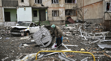 Izpostītās mājas pagalmā Harkivā 27. martā.
Foto — Scanpix