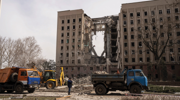 Mikolajivas reģiona pārvaldes ēka, uz kuru Krievija raidīja raķeti 29. martā. Bojā gāja vismaz septiņi cilvēki.
Foto — Scanpix