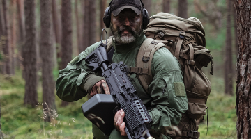 Izstrādājot militārā apģērba dizainu, SIA Brasa Defence Systems ņem vērā dažādus faktorus. Pirmkārt, lai karavīrs būtu pēc iespējas nepamanāmāks pat ar moderniem novērošanas rīkiem. Otrkārt, tam jāspēj izturēt lielu slodzi, treškārt, jābūt funkcionālam, piemērotam valkāšanā gan mīnus 30, gan plus 40 grādos.
Foto no uzņēmuma arhīva