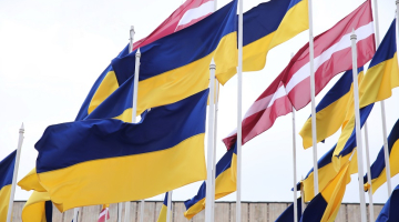 Ukrainas un Latvijas karogi pie Rīgas Kongresu nama. Foto: Paula Čurkste, LETA