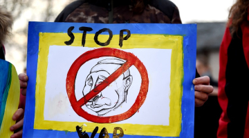 Protesta plakāts pret Krievijas sākto karu Ukrainā. Foto: Zane Bitere, LETA