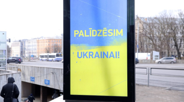 Informatīvi plakāti "Palīdzēsim Ukrainai!" Stacijas laukumā. Foto: Paula Čurkste, LETA