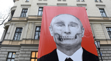 Plakāts pie Paula Stradiņa Medicīnas vēstures muzeja pauž nosodījumu Krievijas sāktajam karam pret Ukrainu. Muzejs atrodas tieši pretī Krievijas vēstniecības ēkai Rīgā. Foto: Sintija Zandersone, LETA