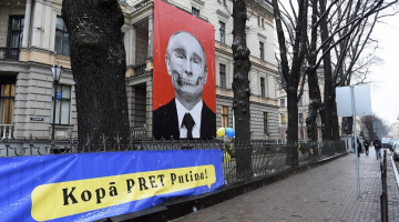 Plakāts pie Medicīnas vēstures muzeja pret agresiju Ukrainā. Foto: Sintija Zandersone, LETA