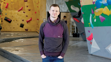 Profesionāls kāpējs un boulderinga zāles Falkors īpašnieks Rolands Ruģēns.
Foto — Ieva Kalēja