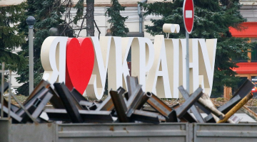 Auto piekrauts ar tanku apturēšanai domātām barjerām Kijevas centrā 1.martā.  
 Foto: REUTERS/Scanpix/LETA