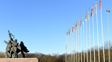 Pie Uzvaras pieminekļa izkārti Ukrainas un Latvijas valsts karogi. Foto: Zane Bitere, LETA