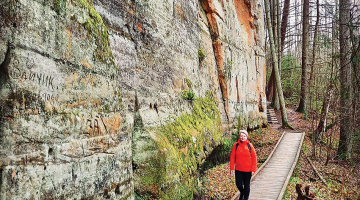 Raksta autore Sv. Jēkaba ceļa posmā pie Līču-Laņģu klintīm.
Foto — Dina Preisa