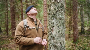 Latvijas armijas izdzīvošanas speciālists Aigars Kūms: «Panika pilnīgi visas situācijas padara sliktākas. Mums armijā māca, ka vispirms jāapzinās situācija, jāizvērtē draudi un tad jāpieņem lēmums, kā rīkoties.»
Foto — Edmunds Brencis