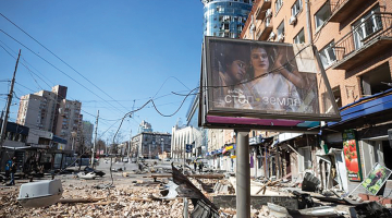 Martā Ukrainas augstākās kultūras godalgas — Tarasa Ševčenko balvas — saņēmušās filmas Augstāk par zemi (Stop-Zemlia) plakāts pie apšaudē cietušas metro stacijas ieejas Kijivā.
Foto — Aleksejs Samsonovs