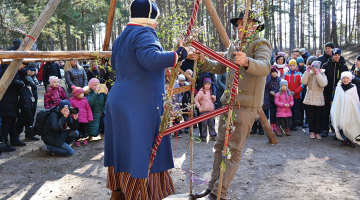 Lielās dienas iešūpošana ar pušķotām šūpolēm ik gadu notiek arī Latvijas Etnogrāfiskajā brīvdabas muzejā.
Foto no Latvijas Etnogrāfiskā brīvdabas muzeja arhīva