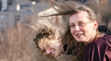 Indra Purs (priekšplānā) un Evelīna Ozola.
Foto — Ieva Salmane