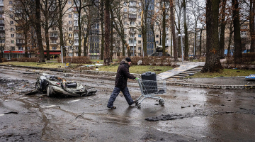 Tanka vai bruņutransportiera saplacināts privāts auto Bučas centrā. Tajā redzams miris cilvēks, taču tik ļoti sakropļots, ka grūti atpazīt — vīrietis vai sieviete.
Foto — The New York Times