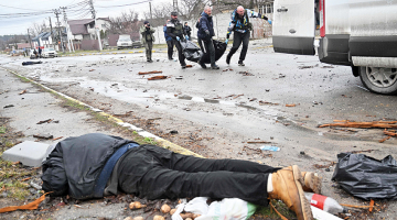 Komunālo dienestu darbinieki savāc nogalināto civiliedzīvotāju līķus Bučas pilsētā 3. aprīlī.
Foto — Scanpix
