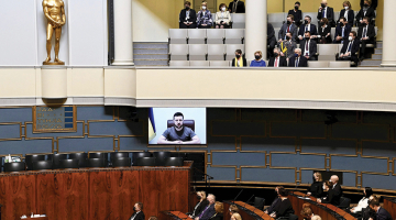 Ukrainas prezidenta Volodimira Zelenska uzruna Somijas parlamentā 8. aprīlī.
Foto — Scanpix