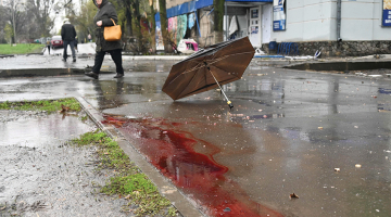 Pēc vienību atvilkšanas no Kijivas un citiem Ukrainas austrumu apgabaliem Krievijas bruņotie spēki pēdējo divu nedēļu laikā pārgrupējās jaunai ofensīvai valsts austrumos, tajā pašā laikā apšaudot lielākās pilsētas no attāluma. Attēlā: pēc artilērijas šāviņa nokrišanas pie kāda pārtikas veikala Harkivā.
Foto — Scanpix