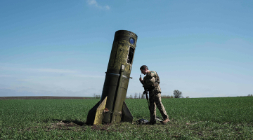 Ukraiņu karavīrs pie valsts austrumos nokrituša krievu ballistiskās raķetes paātrinātāja posma.
Foto — Scanpix