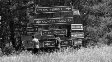 Saskaroties ar valsts institūciju iebildumiem pret ceļa zīmju uzstādīšanu latviešu un lībiešu valodā Ziemeļkurzemes vēsturiskajā lībiešu teritorijā, valodnieks Valts Ernštreits 2021. gada vasarā netālu no Miķeļtorņa izvērsa mākslas akciju Nekādu lībiešu nav. 
Foto — Zane Ernštreite