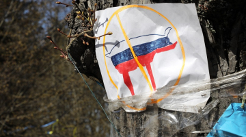 Protesta zīmējums iepretī Krievijas vēstniecībai. Foto - Evija Trifanova, LETA