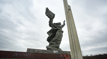 Vandāļu uzraksts "okupanti" uz pieminekļa Uzvaras parkā. Foto - Edijs Pālens, LETA