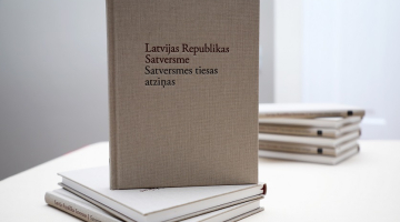 Grāmata "Latvijas Republikas Satversme. Satversmes tiesas atziņas". Foto - Evija Trifanova, LETA