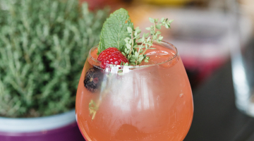 Andra Reizenberga gatavotais bezalkoholiskais Rabarberu spritz. Foto – Kristaps Hercs