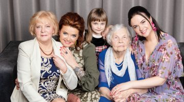 Piecas paaudzes: Ligita (no kreisās), Ilze, Hanna, Ģertrūde un Elīna. Foto — Ieva Salmane un no privātā arhīva