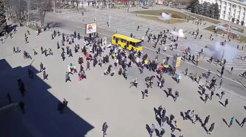 Novērošanas kamerā redzams, kā okupanti izklīdina protesta mītiņu Hersonas centrā 21. martā. Foto – Scanpix