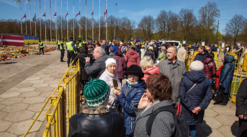 Pretēji drošības dienestu aicinājumam Ukrainas kara upuru piemiņas dienā nepulcēties pie padomju režīma memoriāliem, daudzi cilvēki 
9. maijā vienalga bija ieradušies nolikt ziedus pie pieminekļa Uzvaras parkā. Foto – LETA