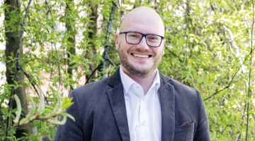 Mečislavs Maculēvičs savulaik bija pirmais Vītola fonda stipendiāts, bet tagad pats atbalsta studējošus jauniešus. Foto — Kristīne Madjare