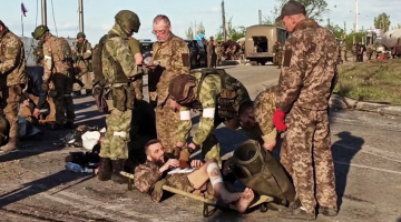 Krievijas Aizsardzības ministrijas izplatīta video ekrānuzņēmumā redzama no Azovstaļ evakuēto ievainoto ukraiņu karaviru pārmeklēšana 17. maijā. Foto — Scanpix