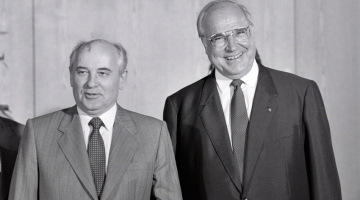PSRS vadonis Mihails Gorbačovs
(pa kreisi) un Vācijas kanclers Helmūts Kols tikšanās laikā Bonnā 1989. gadā. Foto – Scanpix
