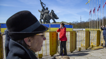 Pie okupācijas pieminekļa cilvēki 9.maijā ieradušies nolikt ziedus. Foto - Edijs Pālens, LETA