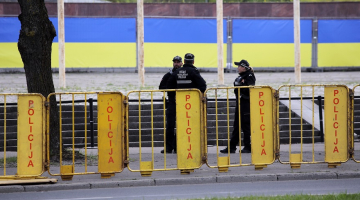 Policija apsargā Uzvaras pieminekli, lai tur nepulcētos ļaudis.
Foto - Paula Čurkste, LETA