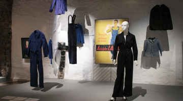 Bleu de travail jeb franču strādnieka uzsvārcim veltītā zona. Melnais kombinezons priekšplānā — no Saint Laurent 1975. gada pavasara–vasaras kolekcijas. Foto – Jānis Puķītis