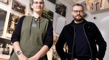 Okupācijas muzeja Audiovizuālās krātuves vadošā speciāliste Lelde Neimane un dizaina biroja H2E vadošais dizainers Holgers Elers.
Foto — Ieva Salmane