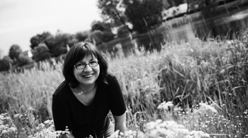 Ilze Sperga pašlaik raksta stāstu krājumu latgaliski. «Tātad ticu valodas nākotnei,» viņa uzsver. Foto — Kristaps Kalns