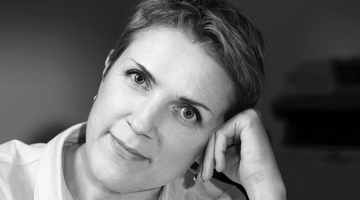 Džena Andersone pēc profesijas ir juriste. Rakstniecību apguvusi Literārās akadēmijas prozas meistardarbnīcās. Pirmais stāstu krājums Dadži (2021) tika nominēts Latvijas Literatūras gada balvai debijas kategorijā